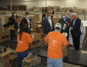 Volunteers help end hunger at Weinberg Food Bank